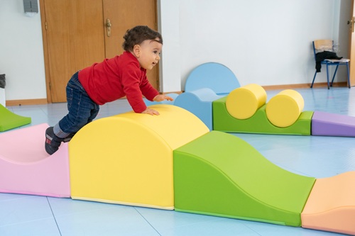 enfants explorant un espace moteur en autonomie